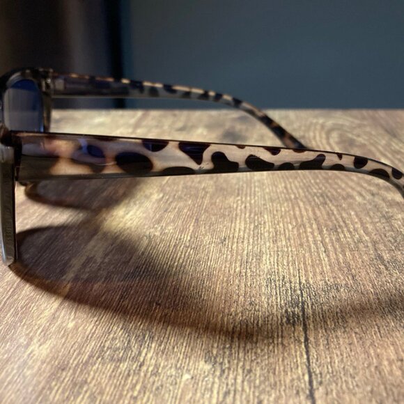 NWOT Unbranded Women's Tortoise Shell Cat Eye Sunglasses with Dark Lenses - Picture 7 of 7